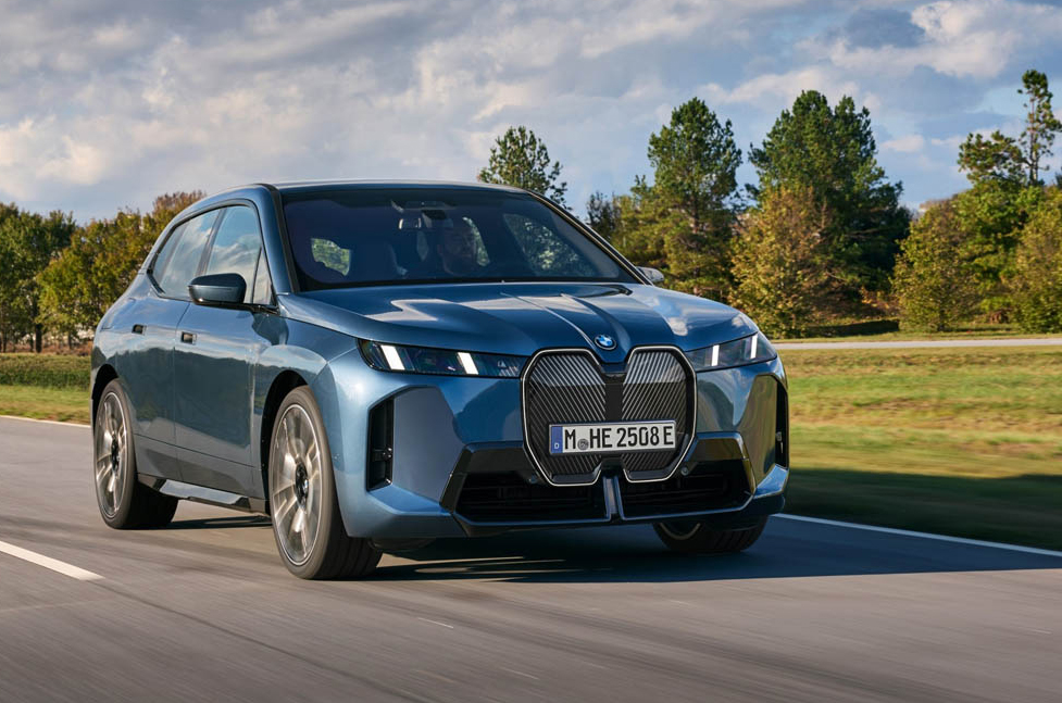 Der neue BMW iX – Luxus elektrisiert. Innovation inspiriert.