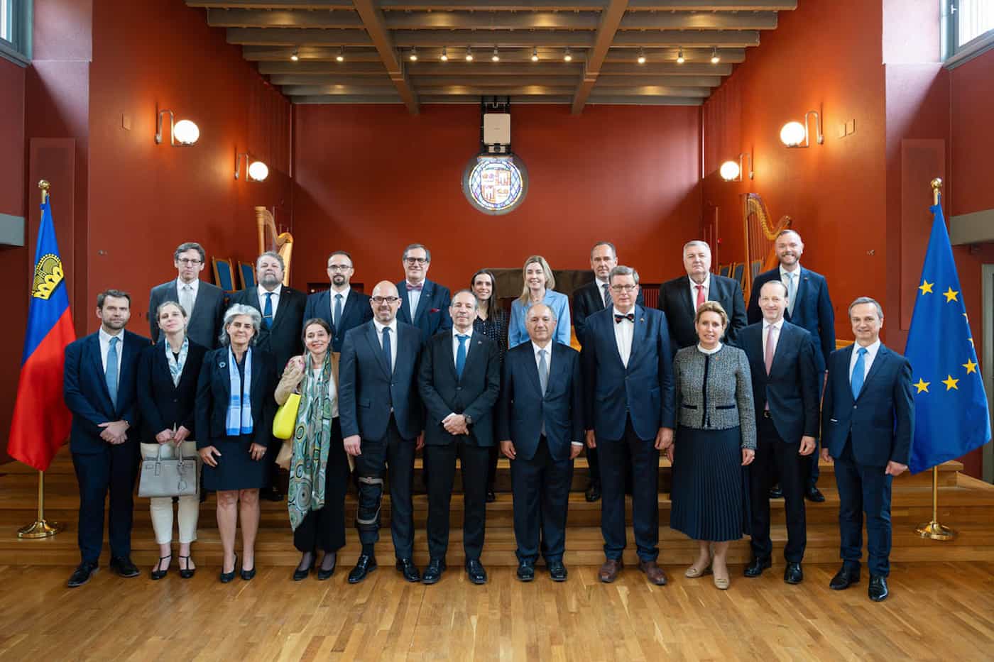 Gruppenfoto zum Europatag 2024: Regierungschef Daniel Risch und EU-Botschafter Petros Mavromichalis mit den in Liechtenstein akkreditierten Botschafterinnen und Botschaftern der EU-Staaten.