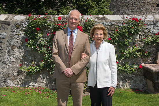 S.D. Fürst Hans-Adam II. und I.D. Fürstin Marie-Aglaé im Rosengarten auf Schloss Vaduz (2017)