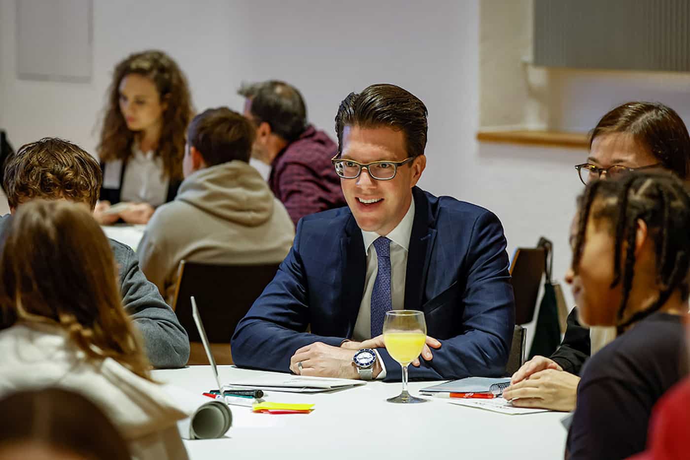 Regierungsrat Manuel Frick im Gespräch mit Jugendlichen