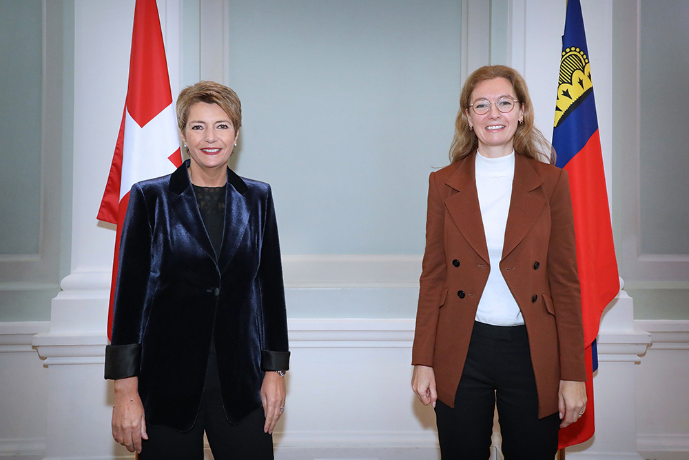 Bundesrätin Karin Keller-Sutter wird von Regierungschef-Stellvertreterin Sabine Monauni zum Arbeitsgespräch empfangen