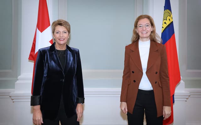 Bundesrätin Karin Keller-Sutter wird von Regierungschef-Stellvertreterin Sabine Monauni zum Arbeitsgespräch empfangen
