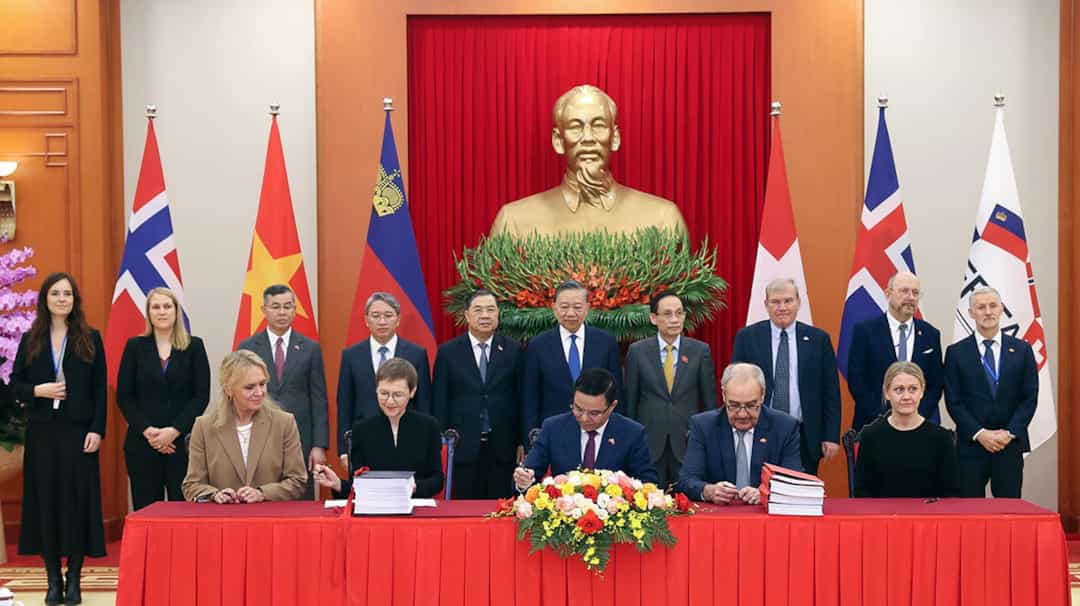 Die Minister der EFTA-Staaten und Vietnams bei der Unterzeichnung des Freihandelsabkommens. (Quelle: Regierung Vietnam)