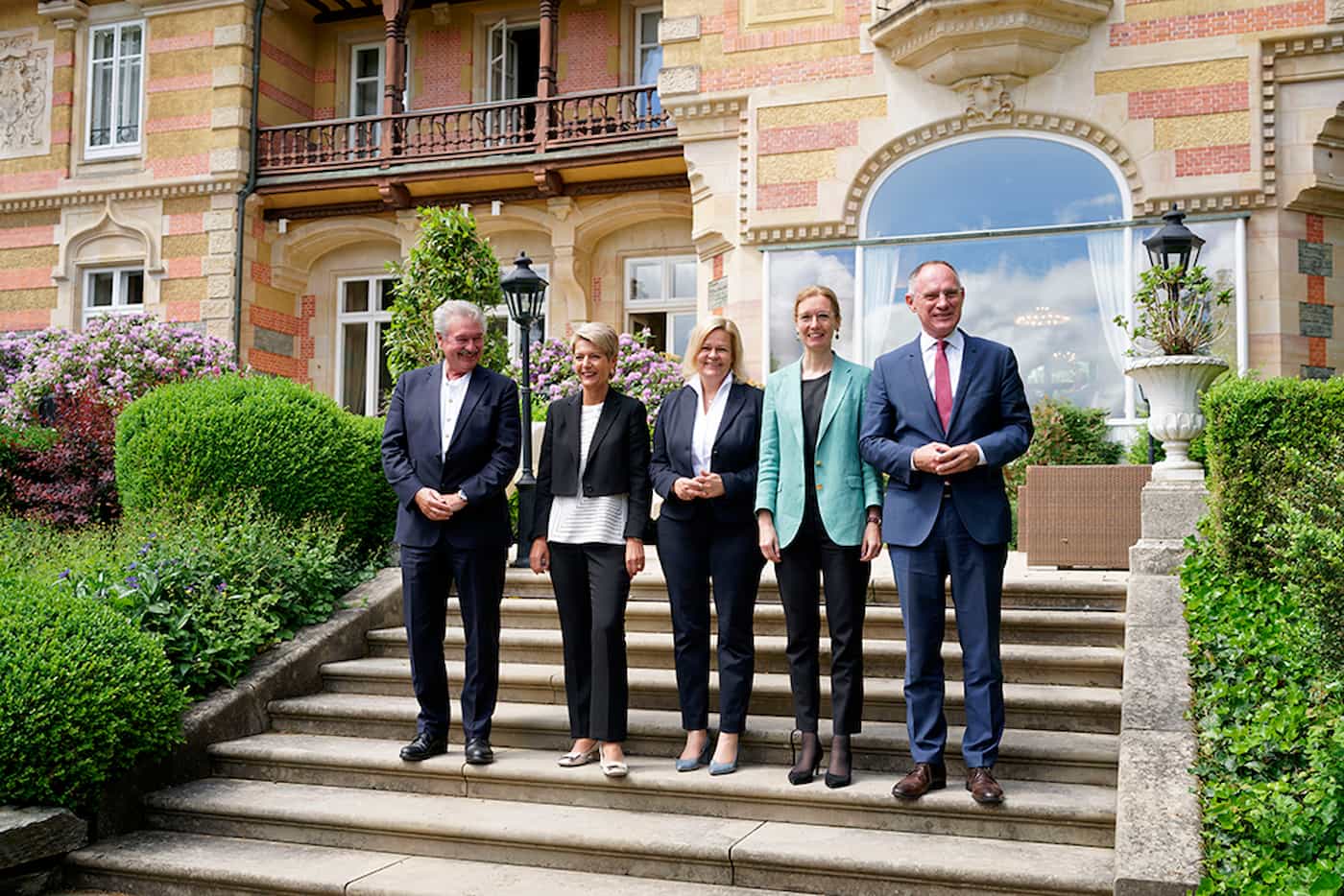 Die Teilnehmer des deutschsprachigen Innenministertreffens: Jean Asselborn (Luxemburg), Karin Keller-Sutter (Schweiz), Nancy Faeser (Deutschland), Sabine Monauni (Liechtenstein) und Gerhard Karner (Österreich) (Quelle: BMI/Henning Schacht) 