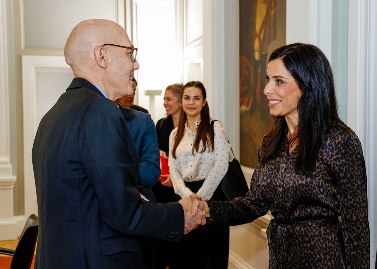 Volker Türk, UNO-Hochkommissar für Menschenrechte, wird von Regierungsrätin Dominique Hasler offiziell in Liechtenstein begrüsst.