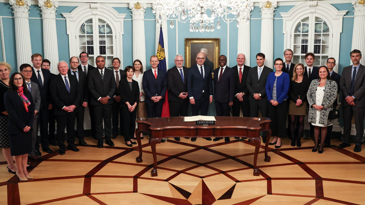 Die beiden Delegation nach der Unterzeichnung des Abkommens. (Quelle: IMF Photo)