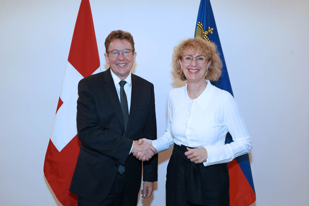Bundesrat Albert Rösti und Regierungsrätin Graziella Marok-Wachter bei der Begrüssung im Regierungsgebäude.