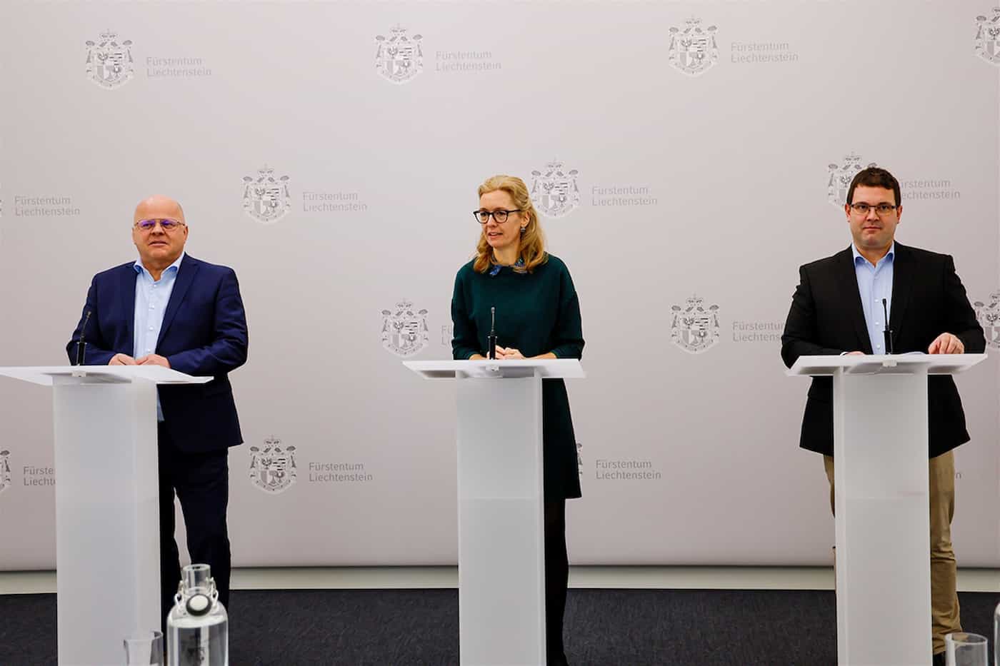 Präsentierten die Biometrische Identitätskarte und den neuen Aufenthaltsauweis: Mario Konzett, Leiter Ausländer- und Passamt, Regierungschef-Stellvertreterin Sabine Monauni und Thomas Amann, Ausländer- und Passamt, Leiter Bewilligungen und Heimatschriften.