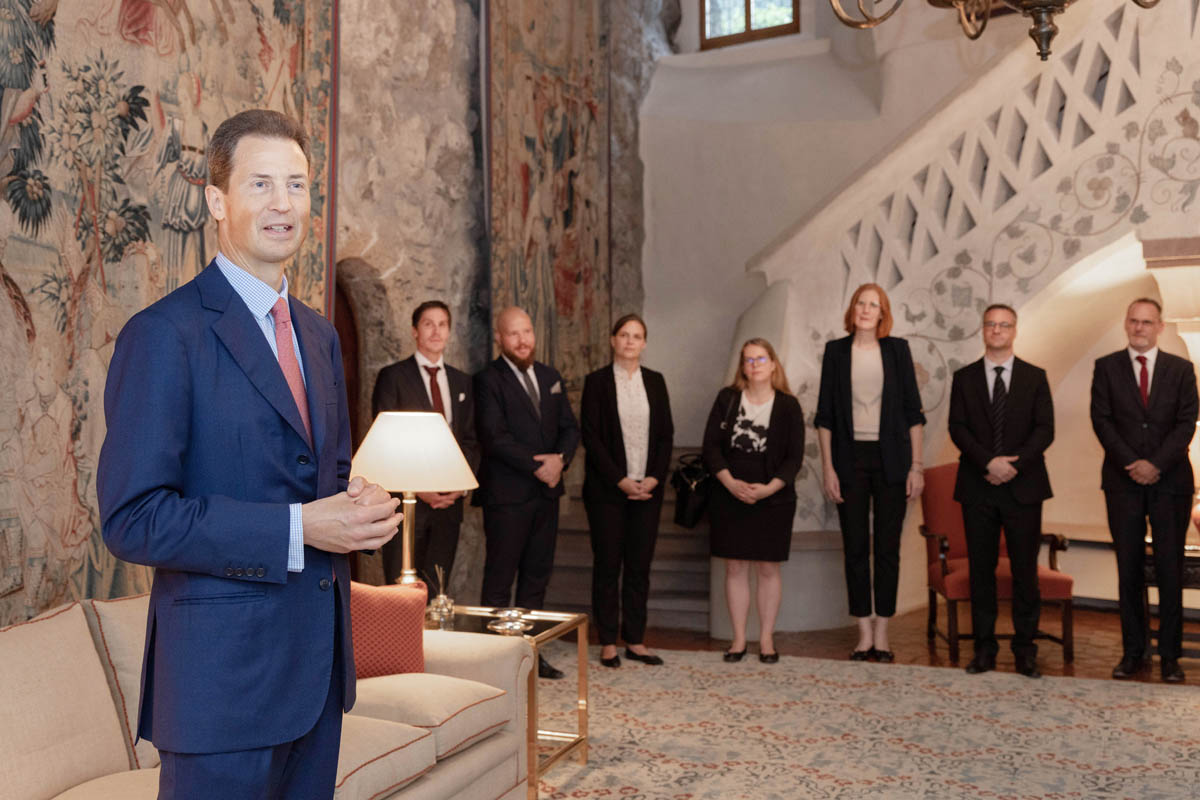S.D. Erbprinz Alois von und zu Liechtenstein begrüsst die schweizerischen Jungdiplomatinnen und Jungdiplomaten auf Schloss Vaduz.