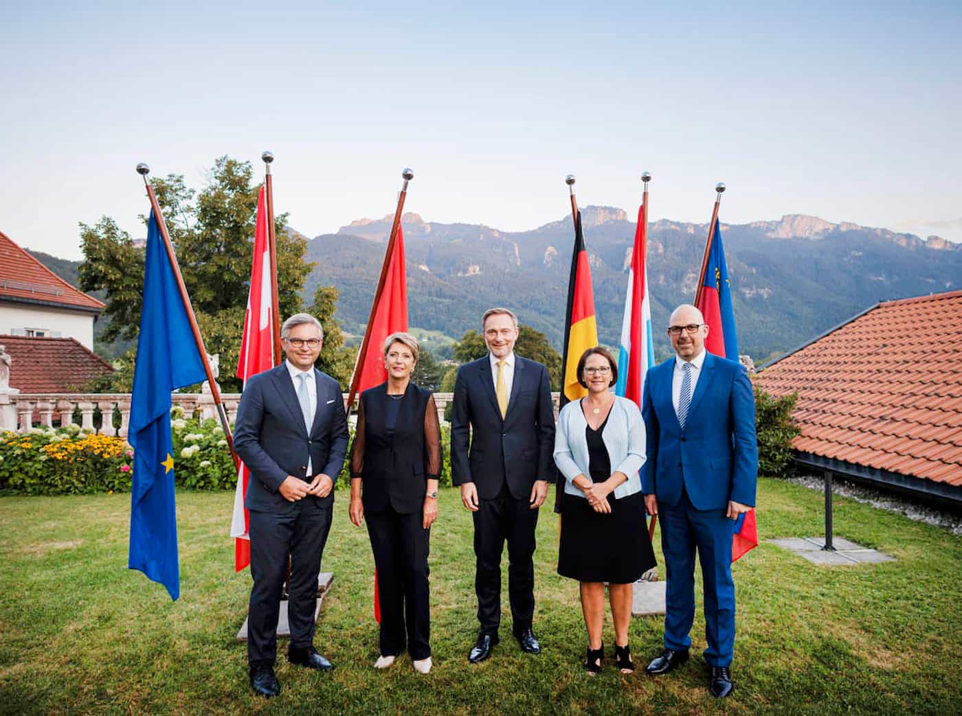 Gruppenfoto beim Treffen der deutschsprachigen Finanzministerinnen und Finanzminister: Magnus Brunner (Österreich), Karin Keller-Sutter (Schweiz), Christian Lindner (Deutschland), Yuriko Backes (Luxemburg) und Daniel Risch (Liechtenstein). (Quelle: Bundesministerium der Finanzen/Phototek)