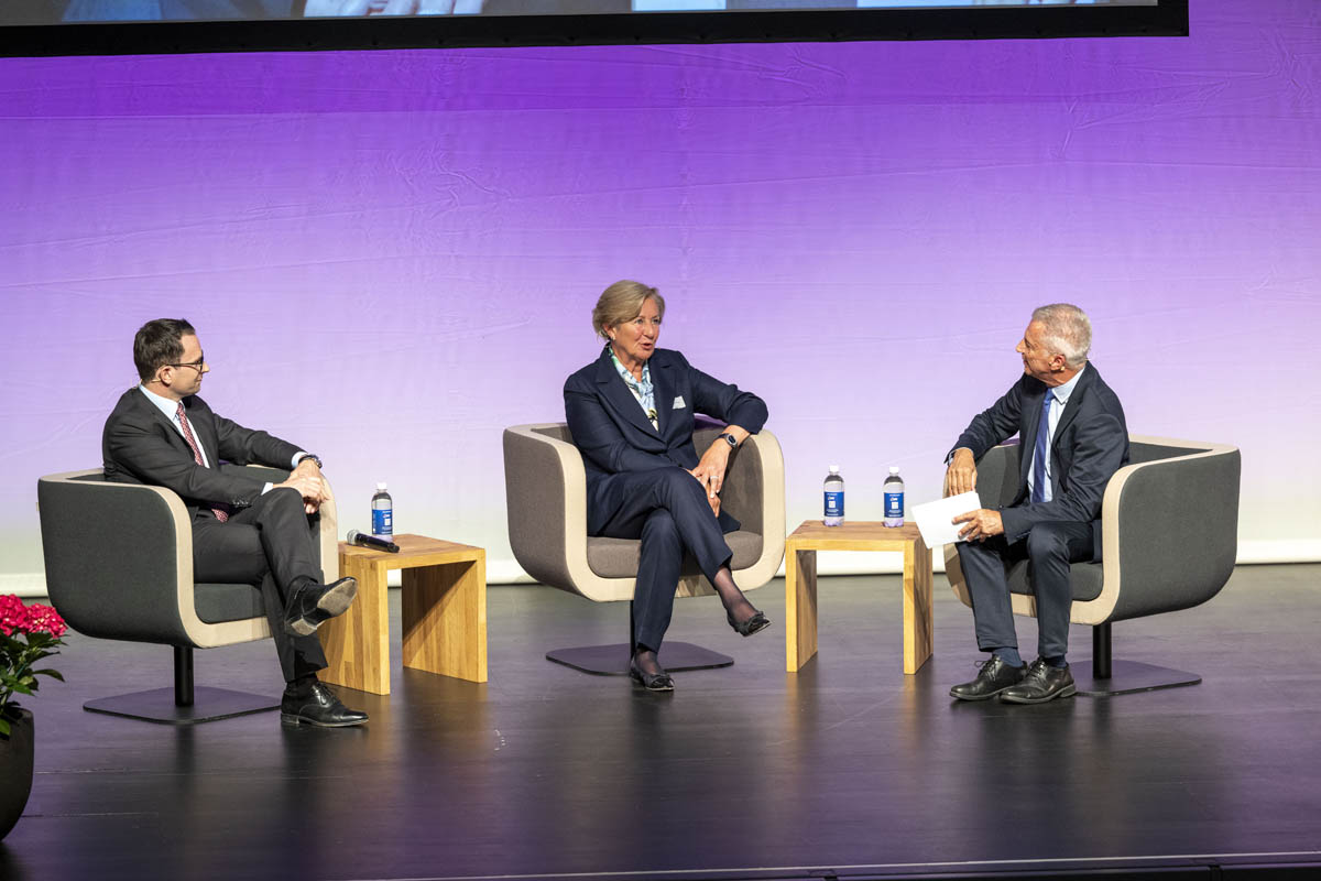  Roman Pfranger, CEO Neue Bank; Angelika Moosleithner, Partnerin First Advisory; Moderator Reto Lipp