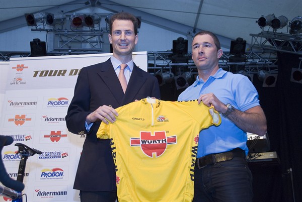 Armin Meier, Direktor IMG, überreichte S.D. Erbprinz Alois symbolisch das erste Leadertrikot der Tour de Suisse und lobte die hervorragende Zusammenarbeit