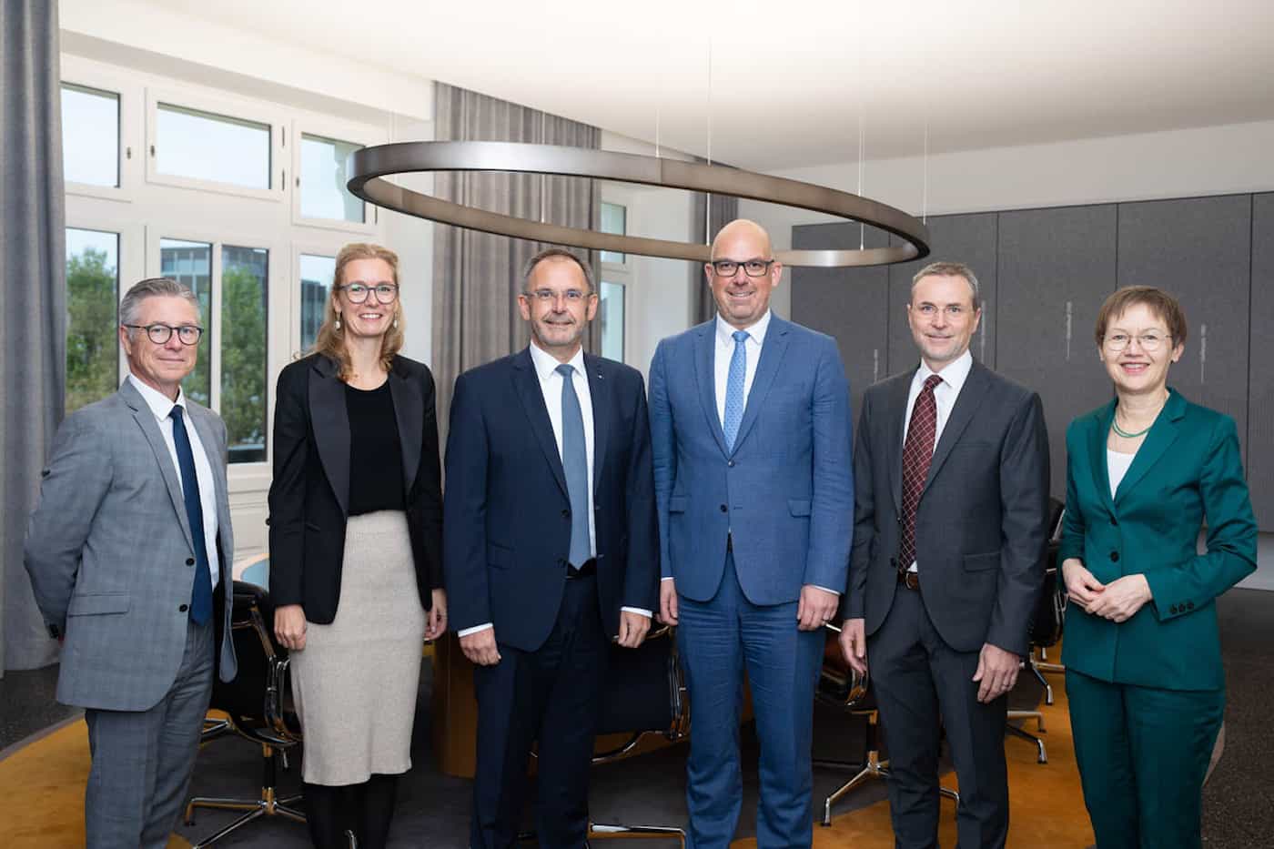Treffen der Regierung mit dem LIHK-Vorstand: Regierungssekretär Horst Schädler, Regierungschef-Stellvertreterin Sabine Monauni, Präsident Klaus Risch, Regierungschef Daniel Risch, Vize-Präsident Fabian Frick und Geschäftsführerin Brigitte Haas