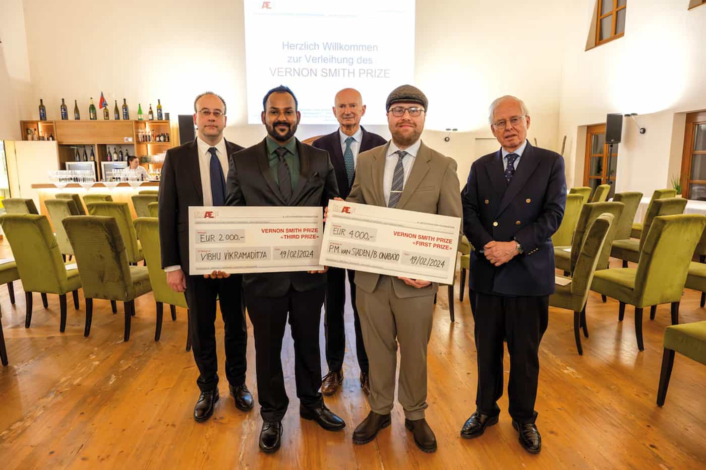 (v.l.) Prof. Dr. Henrique Schneider (Referent), Vibhu Vikramaditya (Indien, Gewinner 3. Platz), S.D. Prinz Michael von und zu Liechtenstein (ECAEF Präsident), Martin van Staden (Südafrika, Gewinner 1. Platz), S.D. Prinz Philipp von und zu Liechtenstein (ECAEF-Stiftungsratsmitglied) - Auf dem Bild fehlt Babatunde Onabjao (Grossbritannien, Gewinner 1. Platz), der an der Preisverleihung nicht anwesend sein konnte.