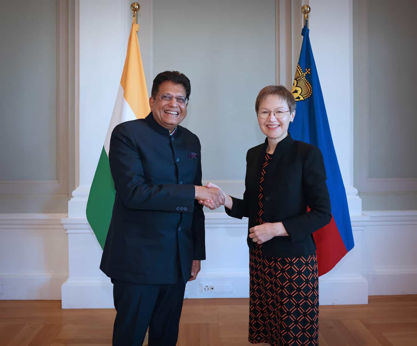 Regierungschefin Brigitte Haas begrüsst den indischen Handels- und Industrieminister Piyush Goyal in Liechtenstein. (Quelle: IKR/Roland Korner)