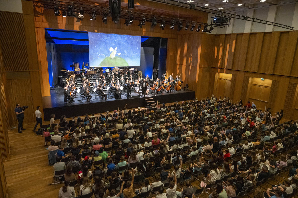 Begeisterte Schulklassen beim HOI-Klassik-Morgenkonzert des Sinfonieorchesters Liechtenstein