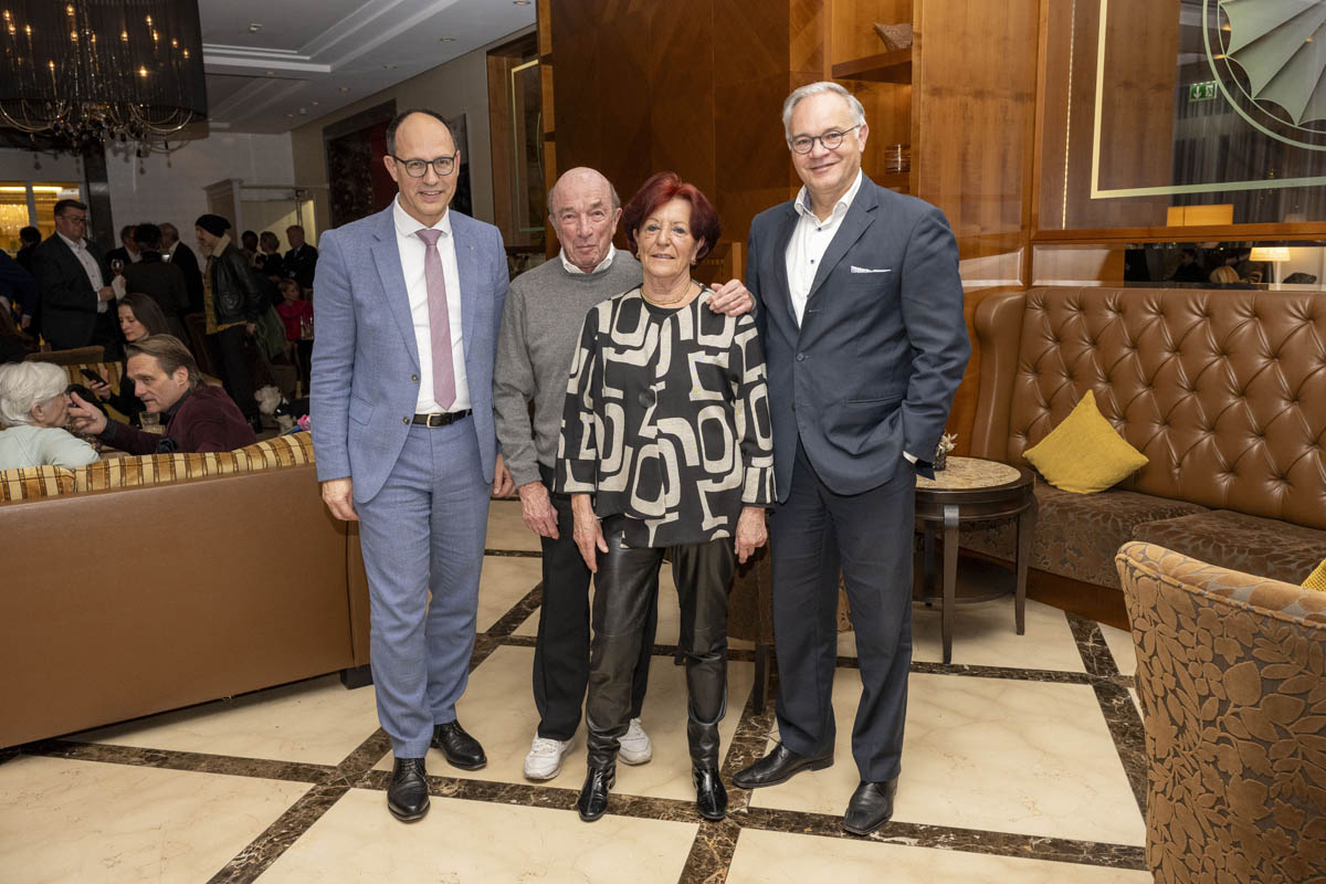 (v.l.) Regierungsrat des Kantons St. Gallen, Marc Mächler; Dr. Rolf Hohmeister, Esther Hohmeister, (Bad RagARTz); Dr. Klaus Tschütscher