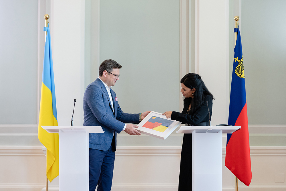 Regierungsrätin Dominique Hasler übergibt Dmytro Kuleba ein Bild, das von ukrainischen Kindern in der Schulklasse gezeichnet worden ist