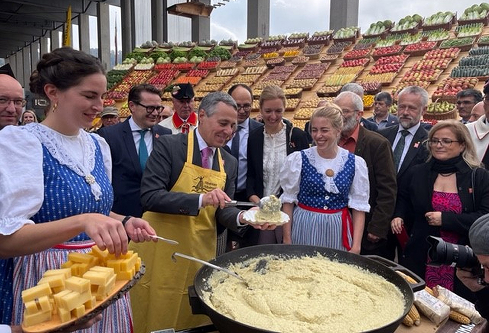 Bundespräsident Ignazio Cassis und Regierungschef-Stellvertreterin Sabine Monauni mit Vertretern des Kantons und der Stadtregierung St. Gallen.