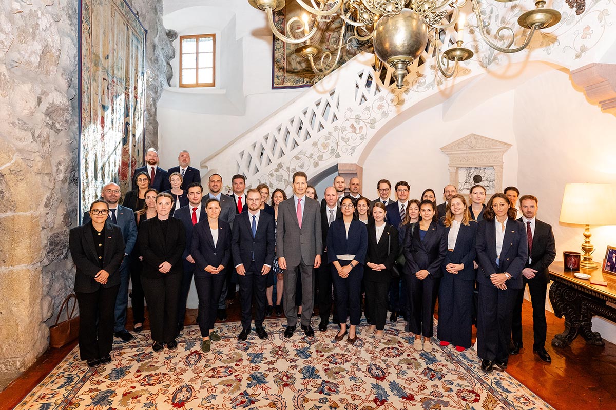  Die Stagiaires des schweizerischen diplomatischen und konsularischen Dienstes sowie der Entwicklungszusammenarbeit beim Höflichkeitsbesuch bei S.D. Erbprinz Alois von und zu Liechtenstein auf Schloss Vaduz. (Quelle: IKR/Julian Konrad)