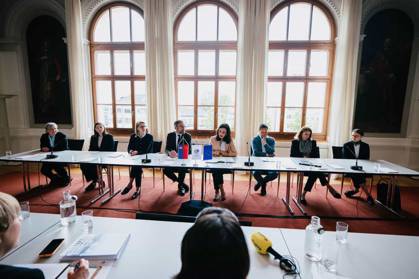 Rückblick zum Vorsitz im Ministerkomitee des Europarates mit dem «Kernteam»: Elvira Schoch, Liechtensteinisches Gymnasium, Naomi Lind, Ständige Vertretung Strassburg, Helen Lorez-Schweig, Stv. des Botschafters, Ständige Vertretung Strassburg, Domenik Wanger, Botschafter, Ständiger Vertreter Liechtensteins beim Europarat, Regierungsrätin Dominique Hasler, Martin Frick, Leiter Amt für Auswärtige Angelegenheiten, Nicole Schmid, Stv. Generalsekretärin Ministerium für Äusseres, Bildung und Sport und Sarah Nigg, Ständige Vertretung Strassburg.