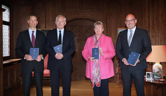 Fürstentum Liechtenstein - Jubiläumsausgabe der Verfassung feierlich überreicht