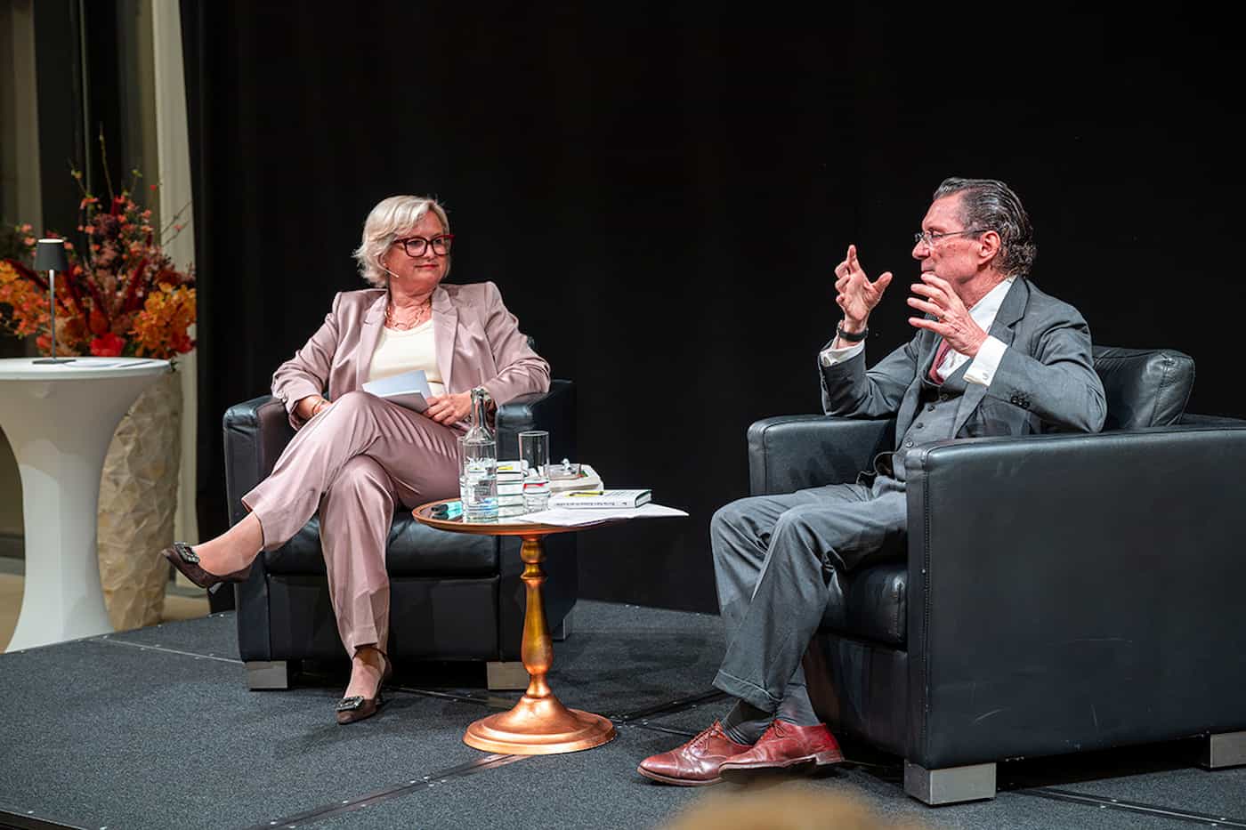Alexa Ritter, Kunst- und Kulturbeauftragte des Grand Resort Bad Ragaz und Autor Martin Suter im angeregten Gespräch, dem die Gäste gerne folgten.  