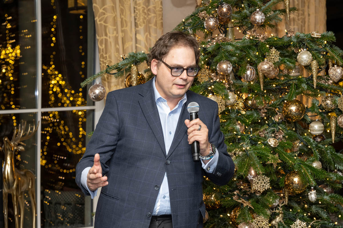 Peter Badge ist ein international anerkannter Fotograf, der sich auf Porträts bekannter Persönlichkeiten spezialisiert hat.