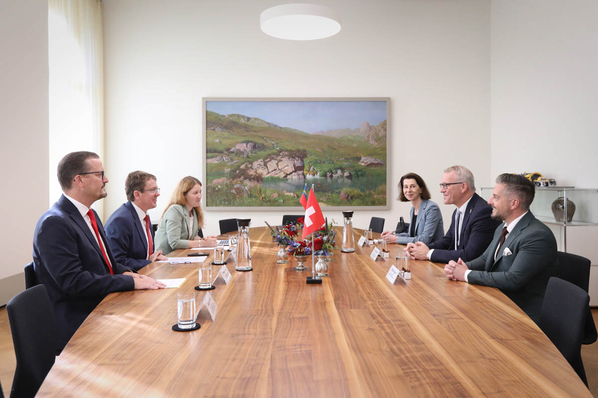 Die Delegationen aus der Schweiz und Liechtenstein beim Treffen in Bern.