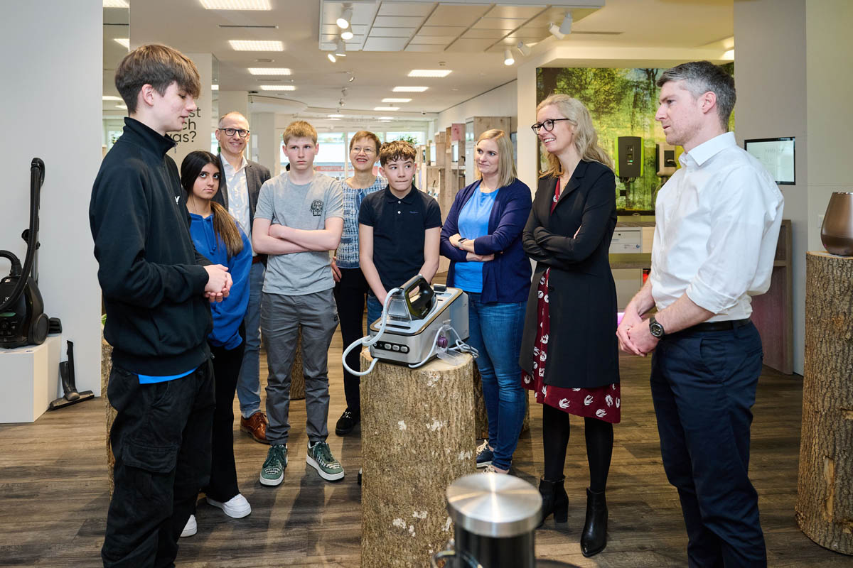 Besuch im Elektrofachhandel der Liechtensteinischen Kraftwerke: Information über die Lehrberufe Detailhandelsfachmann/-frau.