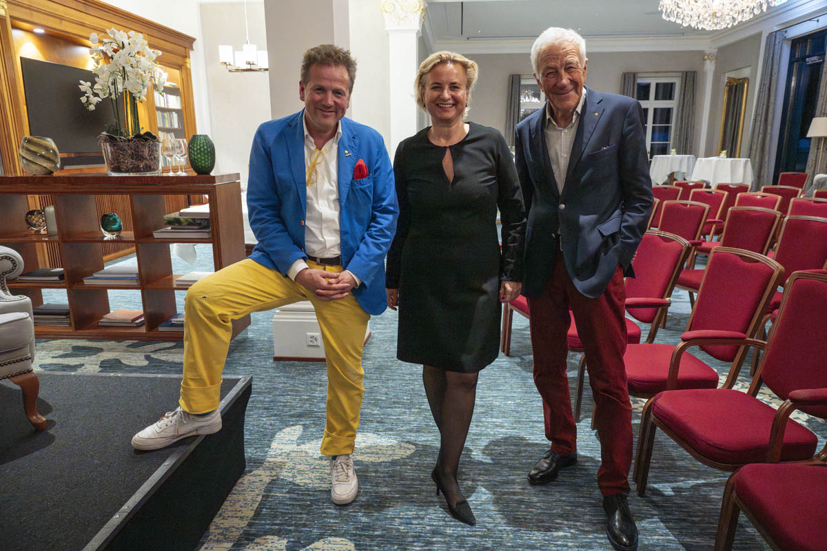 (v.l.) Christian Jott Jenny,  Alexa Ritter, Kunst- und Kulturbeauftragte des Grand Resort Bad Ragaz, Dr. Hans Peter Danuser von Platen  | Foto © exclusiv