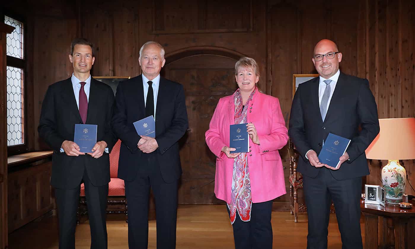 S.D. Erbprinz Alois von und zu Liechtenstein, S.D. Fürst Hans-Adam II. von und zu Liechtenstein, Marion Tabarelli-Frick, Leiterin Rechtsdienst der Regierung und Regierungschef Dr. Daniel Risch