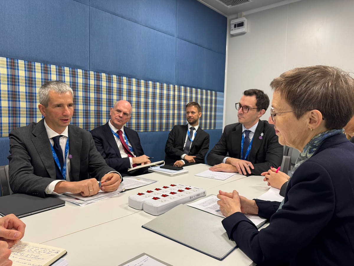 Regierungschefin Brigitte Haas im Gespräch mit Mateusz Szczurek, Direktor des EUR-Department beim IWF. (Quelle: IKR)