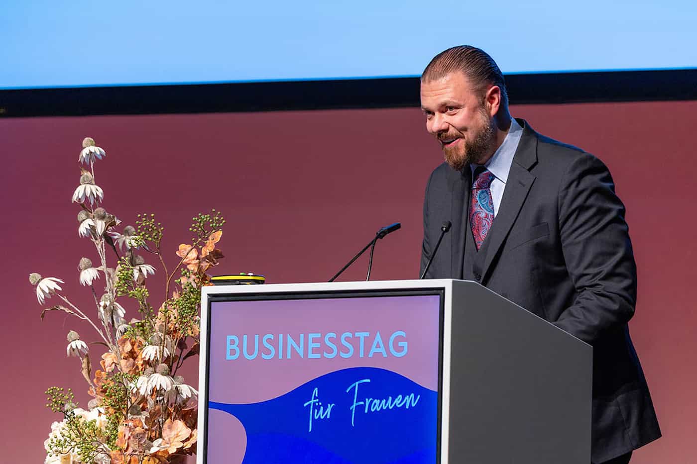 Regierungsrat Emanuel Schädler bei seiner Ansprache zum Businesstag für Frauen 2026.
