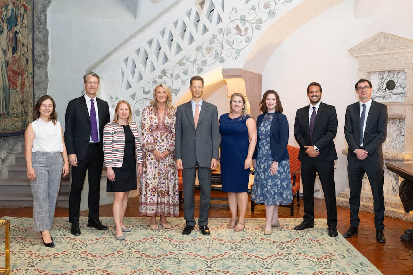 S.D. Erbprinz Alois von und zu Liechtenstein mit den US-Kongressmitarbeitenden beim Empfang auf Schloss Vaduz.