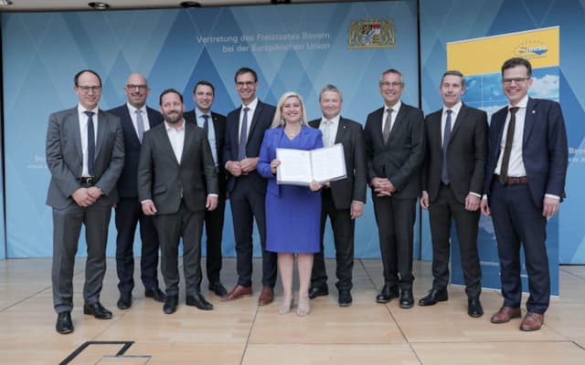 Die IBK-Regierungschefs mit der unterzeichneten Erklärung an den Schweizer Bundesrat und die Europäische Kommission. (Quelle: Staatskanzlei Bayern)