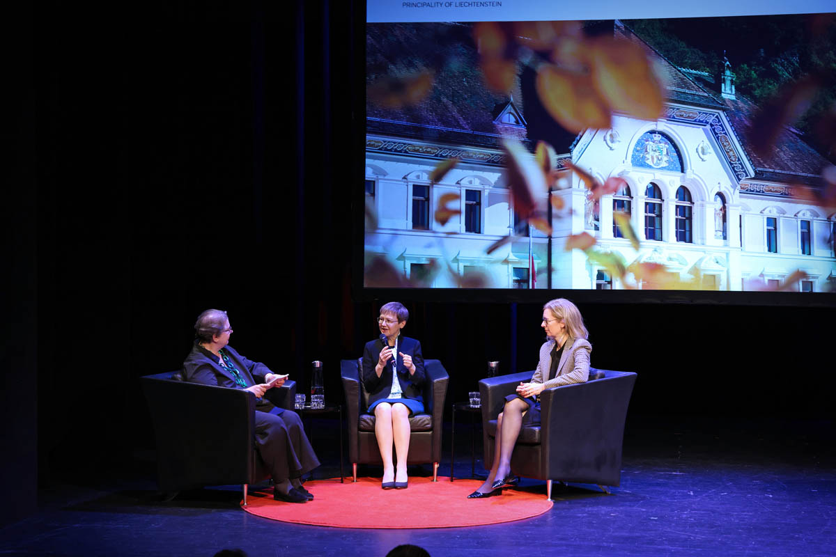 I.D. Prinzessin Maria-Pia Liechtenstein im Gespräch mit Regierungschefin Brigitte Haas und Regierungschefin-Stellvertreterin Sabine Monauni. 