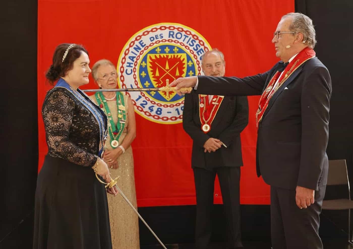 Bailli Délégué Strit Jaeggi-Lind und Bailli Délégué Hon. Daniel Jaeggi (hinten, v.L.) assistieren bei der Inthronisation von Jessica F. Bucher beim Grand Chapitre 2023. (Bild: Paul Trummer)