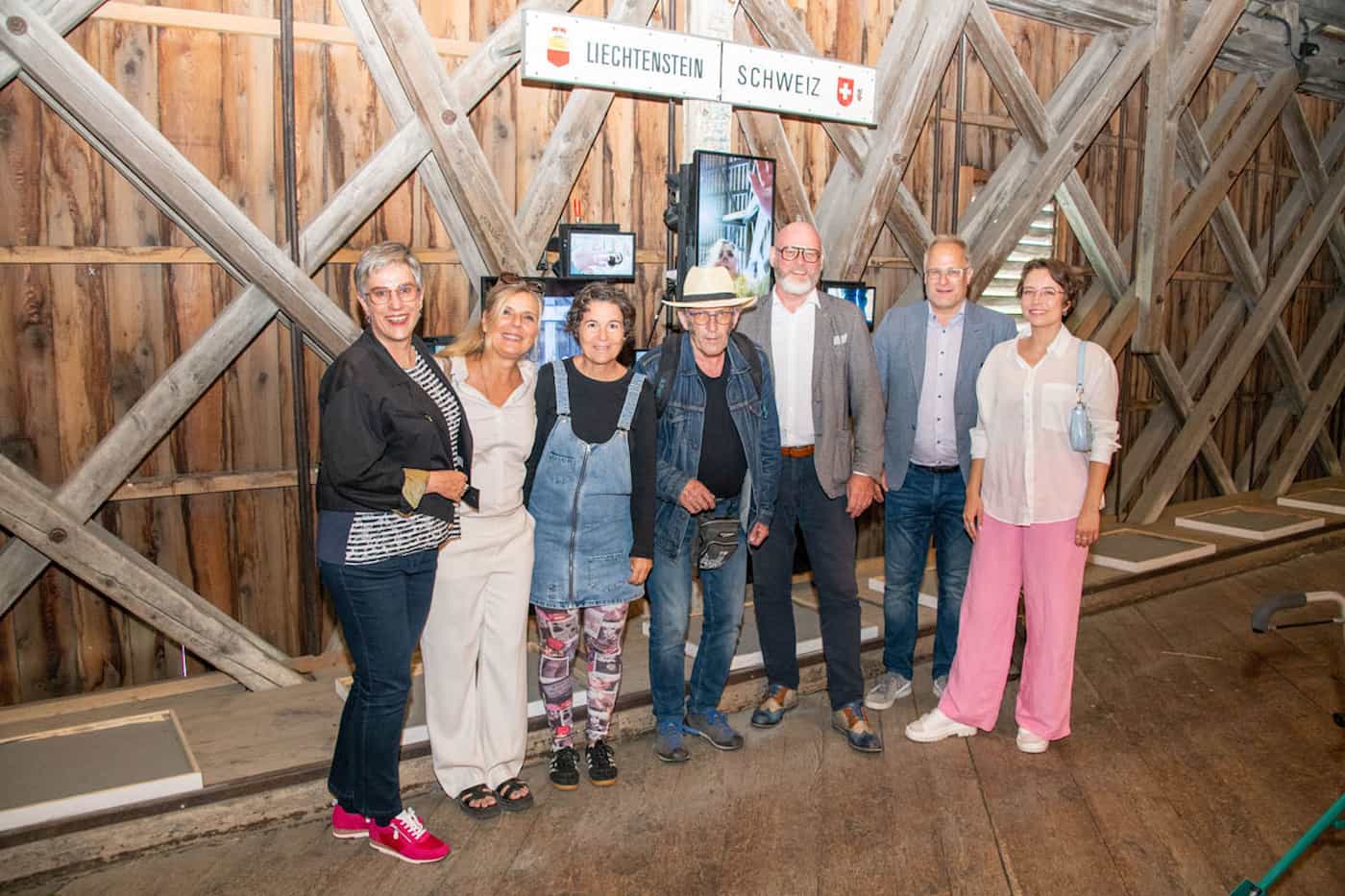 (v.l.) Kunstschaffende Dagmar Frick-Islitzer, Daniela Kneer-Heinz, Ingrid Delacher, Hubert Müller, Patrik Birrer (Leiter Amt für Kultur), Eduard Neuhaus (Gemeindepräsident Sevelen), Kunstschaffende Martina Morger, Fotos: © exclusiv