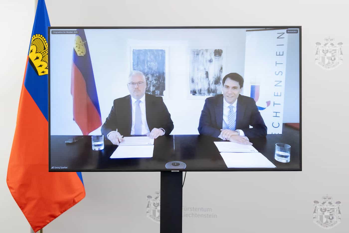 Simon Biedermann, Generalsekretär des Ministeriums für Präsidiales und Finanzen und Martin Gächter, Leiter Stabsstelle Finanzstabilität, Finanzmarktaufsicht Liechtenstein wurden live aus Washington zur Medienorientierung zugeschaltet.
