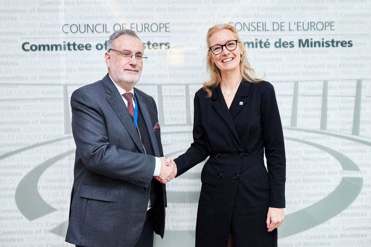 Marc Cools, Präsident des Kongresses der Gemeinden und Regionen des Europarats, und Regierungschef-Stellvertreterin Sabine Monauni. (Quelle: Candice Imbert).