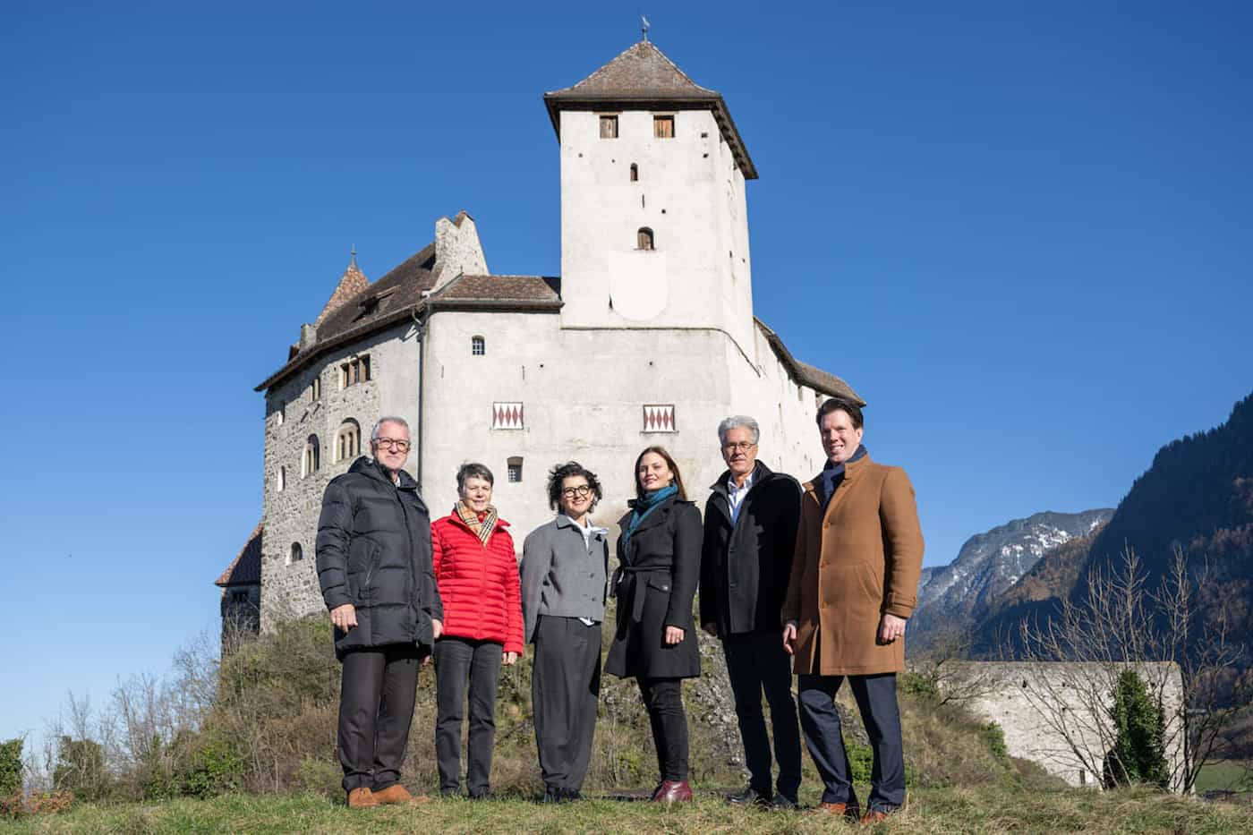 Der Vorstand des neuen Trägervereins Burg Gutenberg: Domink Frick, Monika Frick , Brigit Brida, Manuela Nipp., Vorsteher Karl Malin, Regierungsrat Manuel Frick