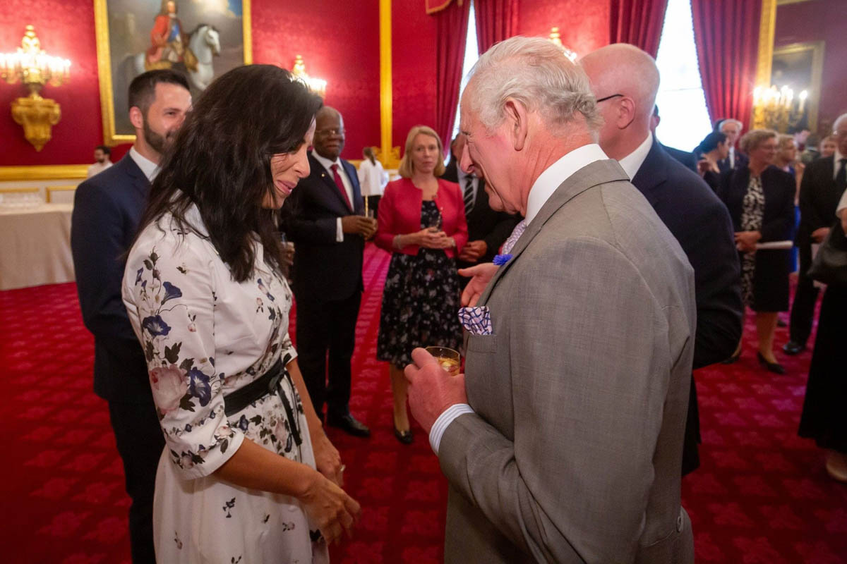 Regierungsrätin Dominique Hasler bei der Begrüssung durch S.K.H. König Charles III.