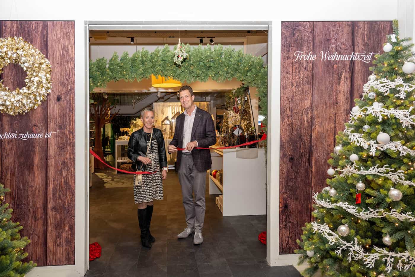 Regula und Willi Gebelein eröffnen den Weihnachtsmarkt bei Delta Möbel in Haag
