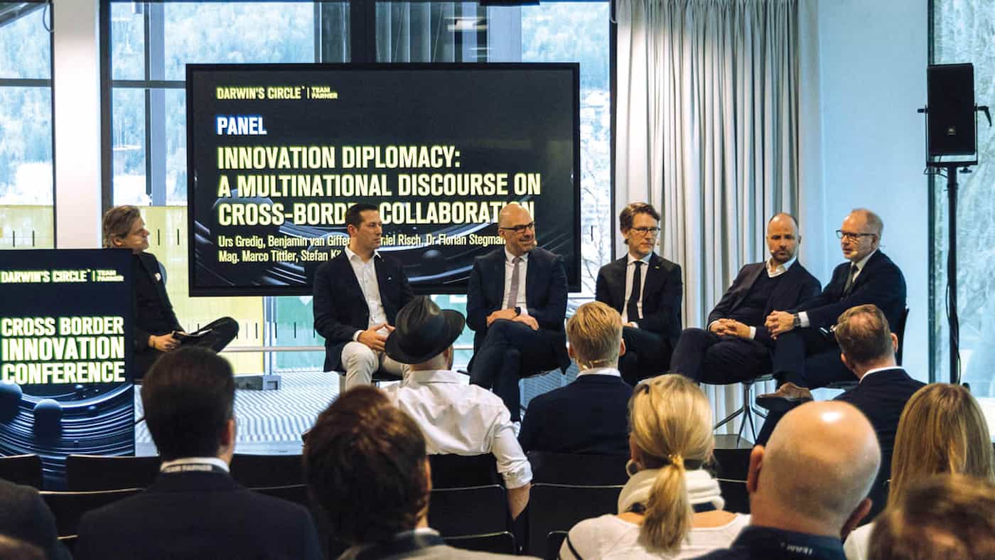 Regierungschef Daniel Risch (3.v.l.) nahm an der von Urs Gredig moderierten Paneldiskussion zur grenzüberschreitenden Zusammenarbeit teil. (Quelle: Farner Consulting AG)