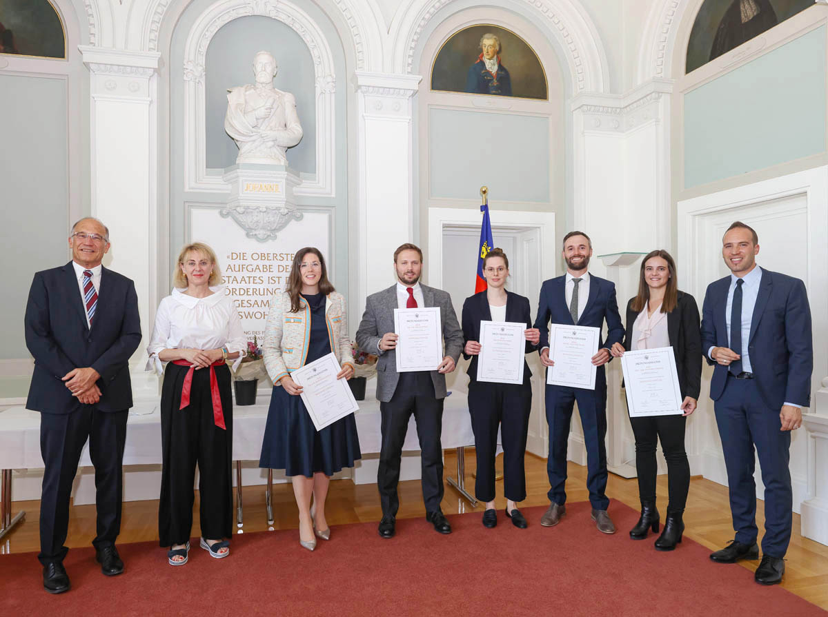 Feierliche Diplomübergabe