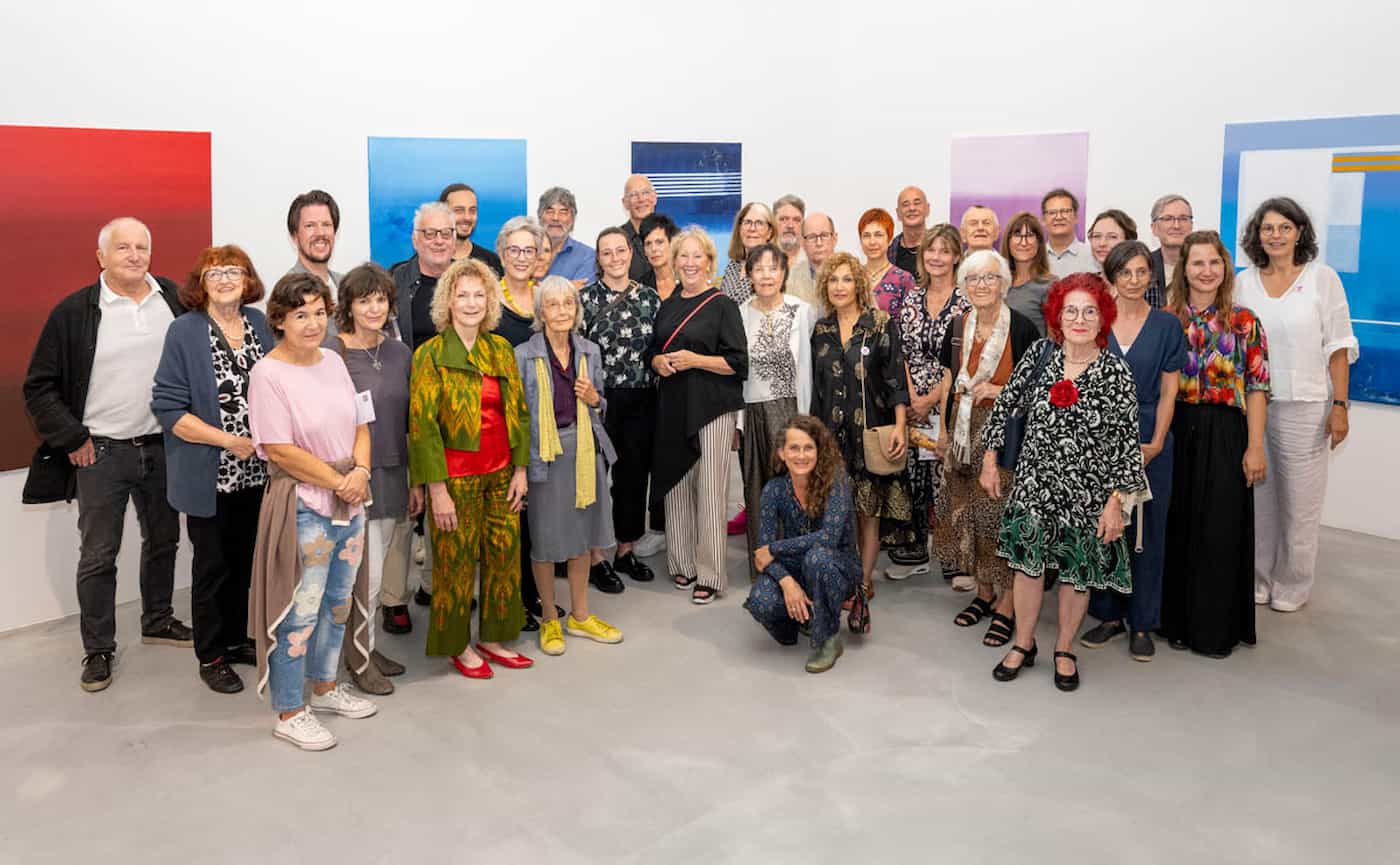 Künstlerinnen und Künstler der Triennale 2024 bei der Vernissage im Kunstraum Engländerbau