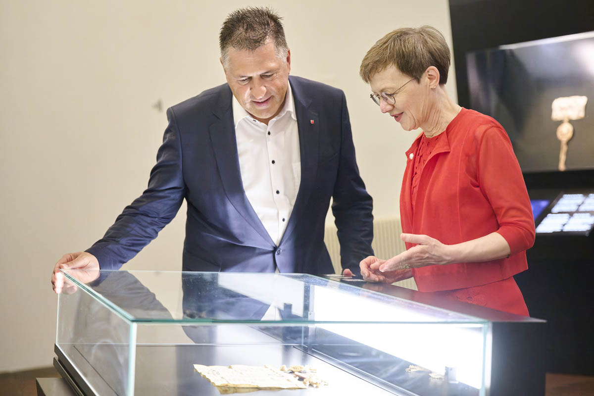 Landammann Sandro Patierno und Regierungschefin Brigitte Haas im Bundesbriefmuseum beim Betrachten des echten Bundesbriefs von 1291.