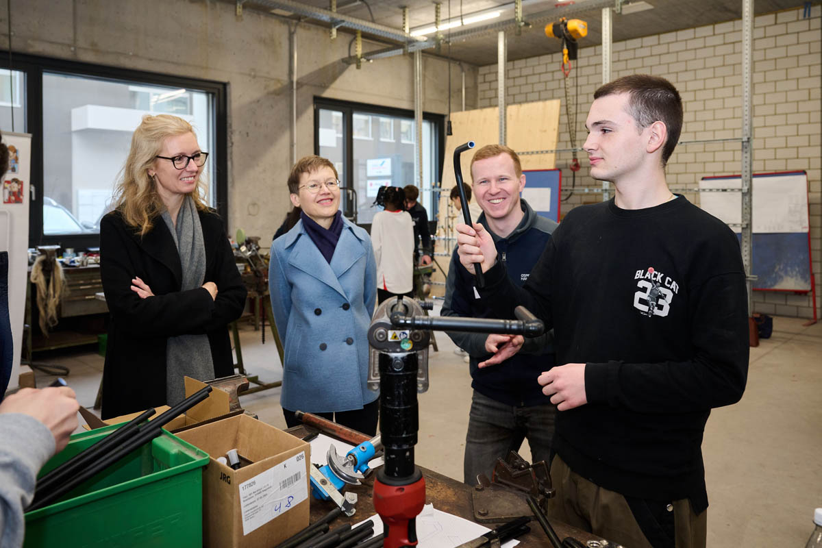 Bei der Ospelt Haustechnik AG informierte sich Regierungschef-Stellvertreterin Sabine Monauni über die Lehrberufe Heizungsinstallateur/in und Sanitärinstallateur/in.