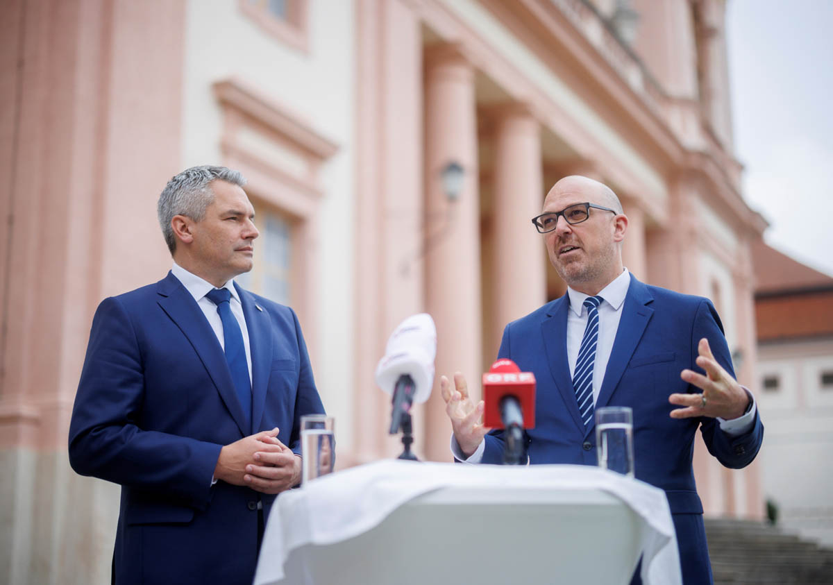 Bundeskanzler Karl Nehammer und Regierungschef Daniel Risch traten nach einem Vier-Augen-Gespräch vor die Medien. (Quelle: Bundeskanzleramt)